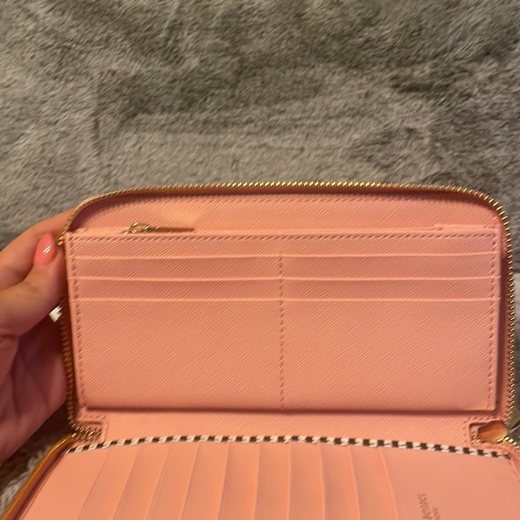 2x Host Pick 4/25 🎉🎊!! Henri Bendel Pink Floral Appliqué Long Wallet - Picture 7 of 10